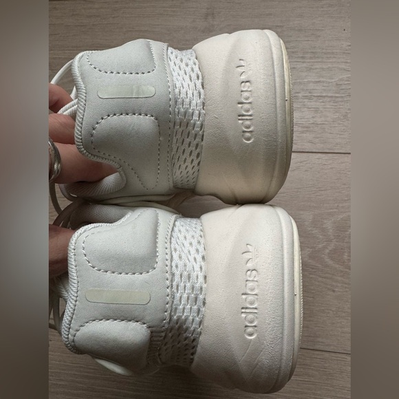 ADIDAS ORIGINALS Beige Ozelia Sneakers Size US8.5 Women / US7 Men - Picture 7 of 11